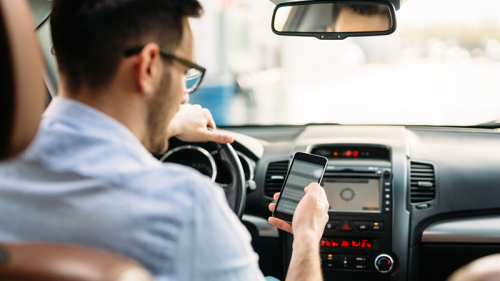 Usare i device in auto in sicurezza (evitando le multe)
